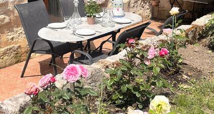 Abbaye Cottage
Charming House in the Heart of Fontevraud-Private Garden-Jacuzzi