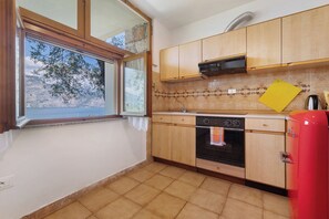 Réfrigérateur, four, plaque de cuisson, cafetière/bouilloire