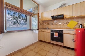 Frigorifero, forno, piano cottura, macchina per tè/caffè