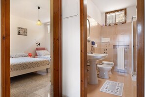 Shower, hair dryer, towels - Apartment 'Appartamento Garden' with Lake View, Wi-Fi and Air Conditioning (Brenzone sul Garda)