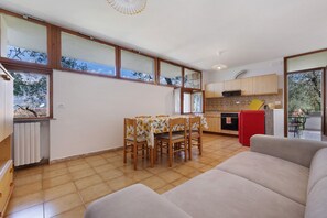 TV - Apartment 'Appartamento Garden' with Lake View, Wi-Fi and Air Conditioning (Brenzone sul Garda)