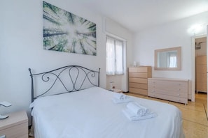 1 habitación, tabla de planchar con plancha y ropa de cama
