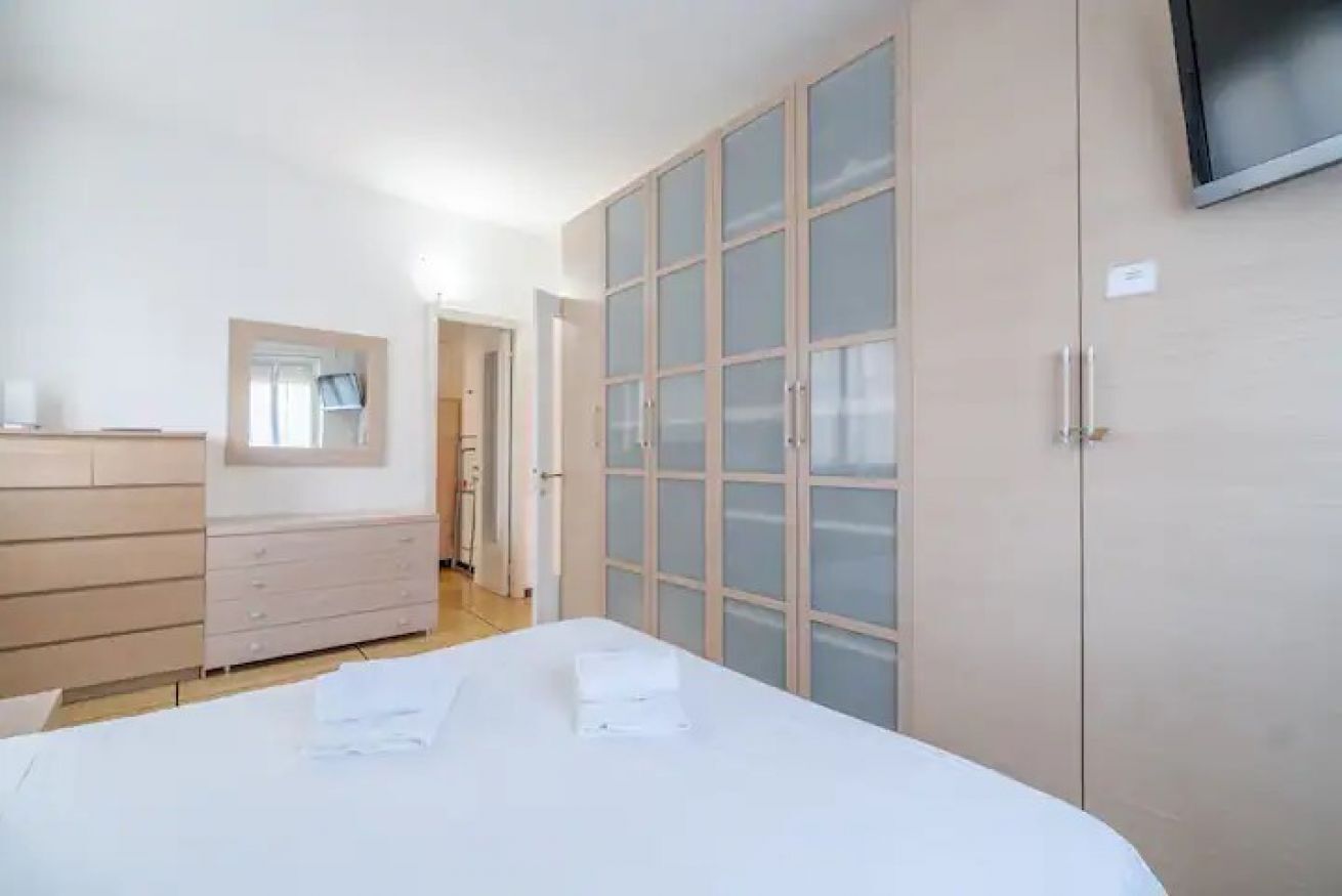 1 habitación, tabla de planchar con plancha y ropa de cama 