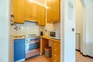 Fridge, microwave, oven, stovetop - GuestHost - Cozy apartment is located in a strategic position to visit the renowned Ligurian Riviera, not only the lively Rapallo with its shops, but also San Michele di Pagana, Santa Margherita Ligure and Portofino. The accommodation can accommodate up  (Rapallo)
