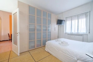 1 quarto, ferros/tábuas de passar roupa, roupa de cama