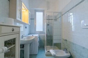 Dusche, Haartrockner, Bidet, Handtücher