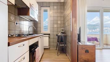 Frigorífico, horno, placa de cocina y lavavajillas