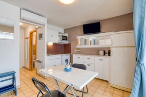 Fridge, oven, stovetop, coffee/tea maker