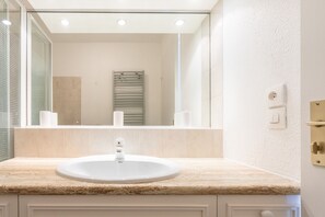 Dutxa, assecador de cabells i tovalloles 