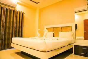 Deluxe Studio, 1 Double Bed, Non Smoking | In-room safe, iron/ironing board, free WiFi