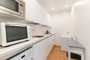 Fridge, microwave, oven, dishwasher - GuestHost - The 35m2 accommodation is located on the second floor of a typical Milanese building with a lift and is complete with all the main comforts!Located a few minutes walk from the M3 Missori stop, the neighborhood where the apartment is located i (Milano)