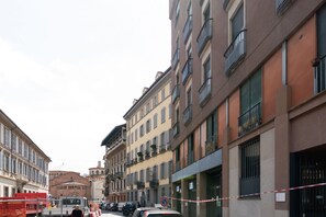 Miscellaneous - GuestHost - The 35m2 accommodation is located on the second floor of a typical Milanese building with a lift and is complete with all the main comforts!Located a few minutes walk from the M3 Missori stop, the neighborhood where the apartment is located i (Milano)