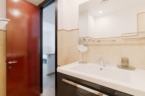 Bidet - GuestHost - The 35m2 accommodation is located on the second floor of a typical Milanese building with a lift and is complete with all the main comforts!Located a few minutes walk from the M3 Missori stop, the neighborhood where the apartment is located i (Milano)