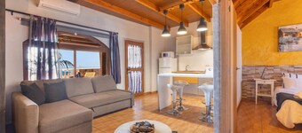 Chabela's Penthouse Apartment with Sea Views, Jacuzzi, and Air Conditioning