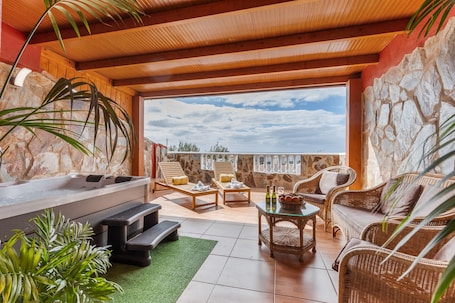 Außen-Whirlpool. Ferienwohnung 'Chabela's Penthouse' mit Meerblick, Whirlpool und Klimaanlage