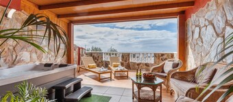 Chabela's Penthouse Apartment with Sea Views, Jacuzzi, and Air Conditioning