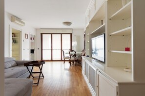 Télévision à écran plat