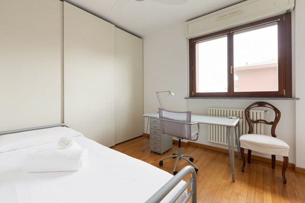 2 bedrooms, iron/ironing board, WiFi