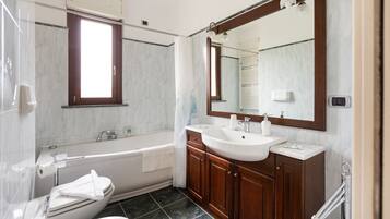 Dusche, Haartrockner, Bidet, Handtücher