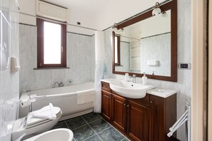 Regadera, secadora de cabello, bidet, toallas 