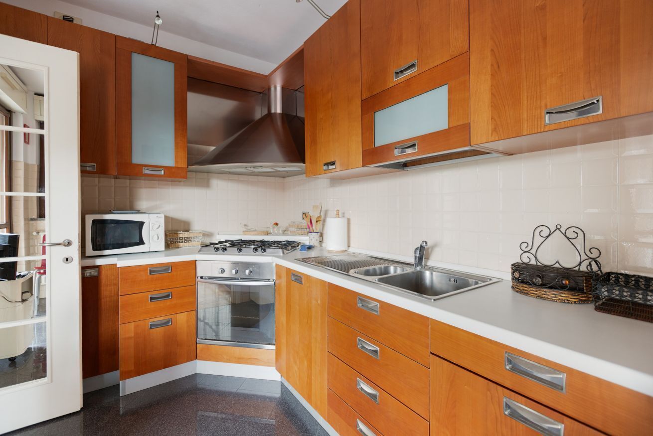 Kühlschrank, Mikrowelle, Ofen, Herdplatte