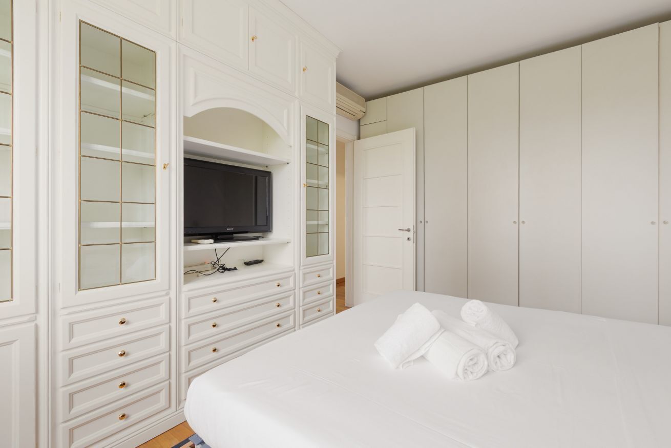 2 bedrooms, iron/ironing board, WiFi