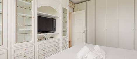 2 bedrooms, iron/ironing board, WiFi