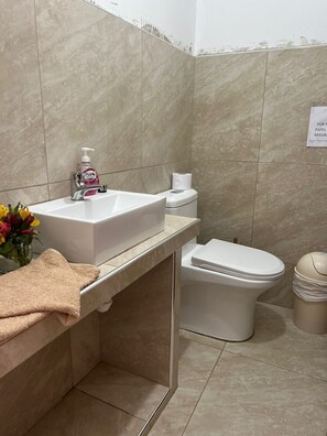 Towels, toilet paper - 3 bedroom cottage in huaraz (Huaraz)