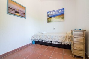 2 bedrooms, iron/ironing board, travel cot, WiFi