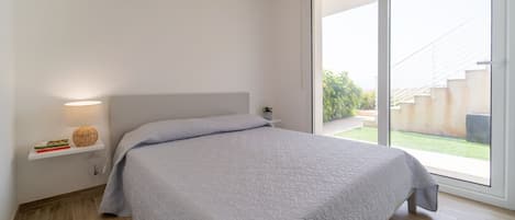 1 quarto, ferros/tábuas de passar roupa, roupa de cama