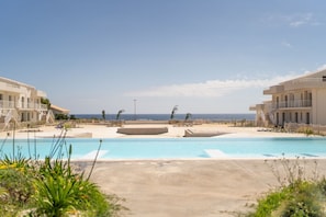 Ein Resort mit Schwimmbad, Strand und Meerblick.