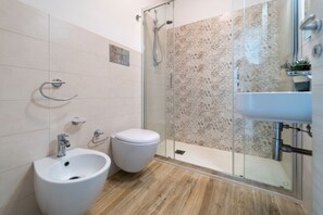 Ducha, artículos de higiene personal gratuitos, secador de pelo y bidé