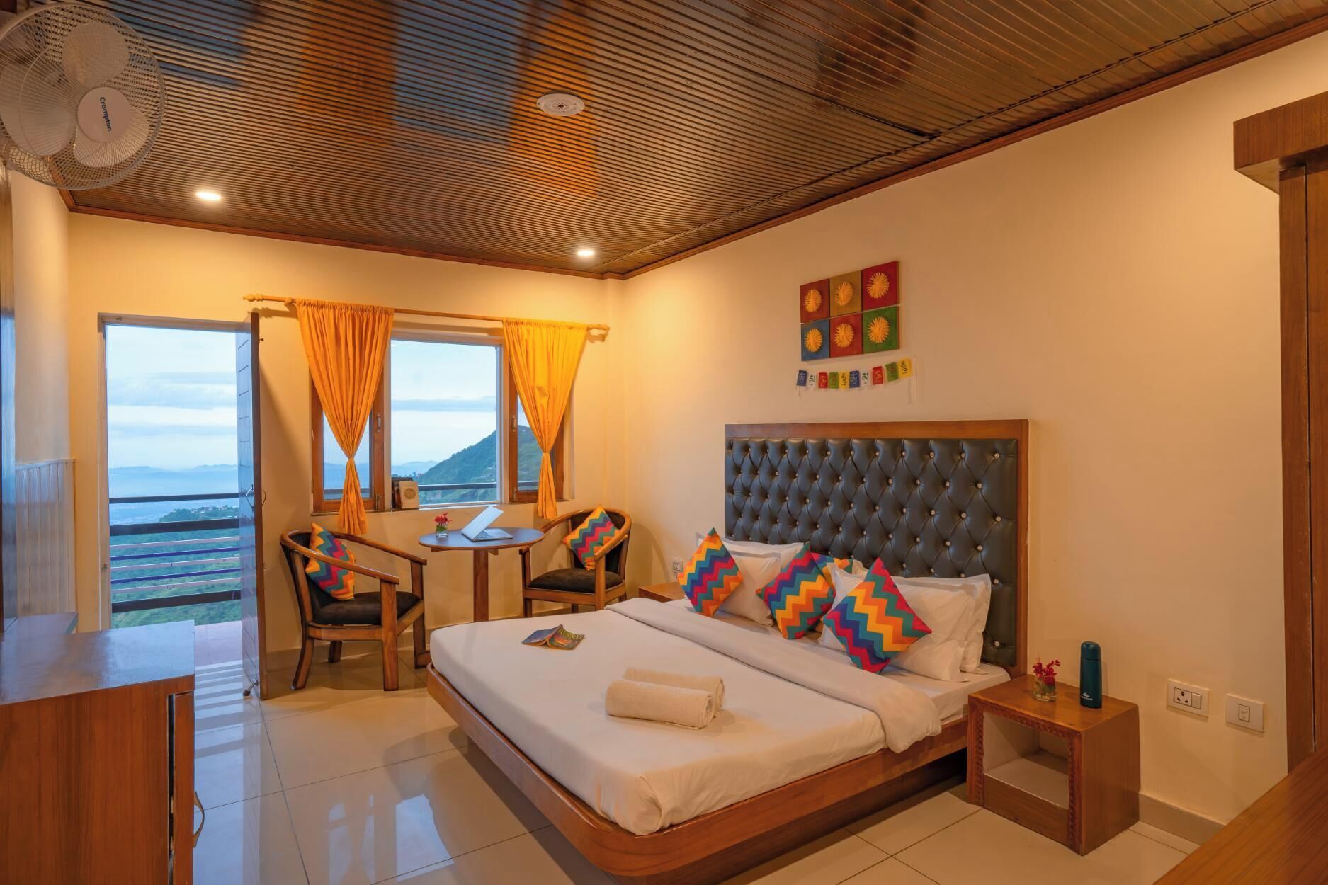 Quarto casal superior, banheiro privativo | Wi-Fi de cortesia