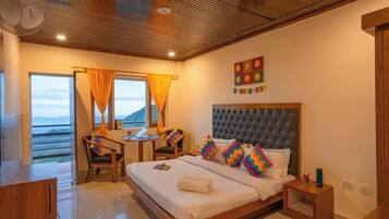 Deluxe Private Room with Balcony and Ensuite Bathroom | Free WiFi
