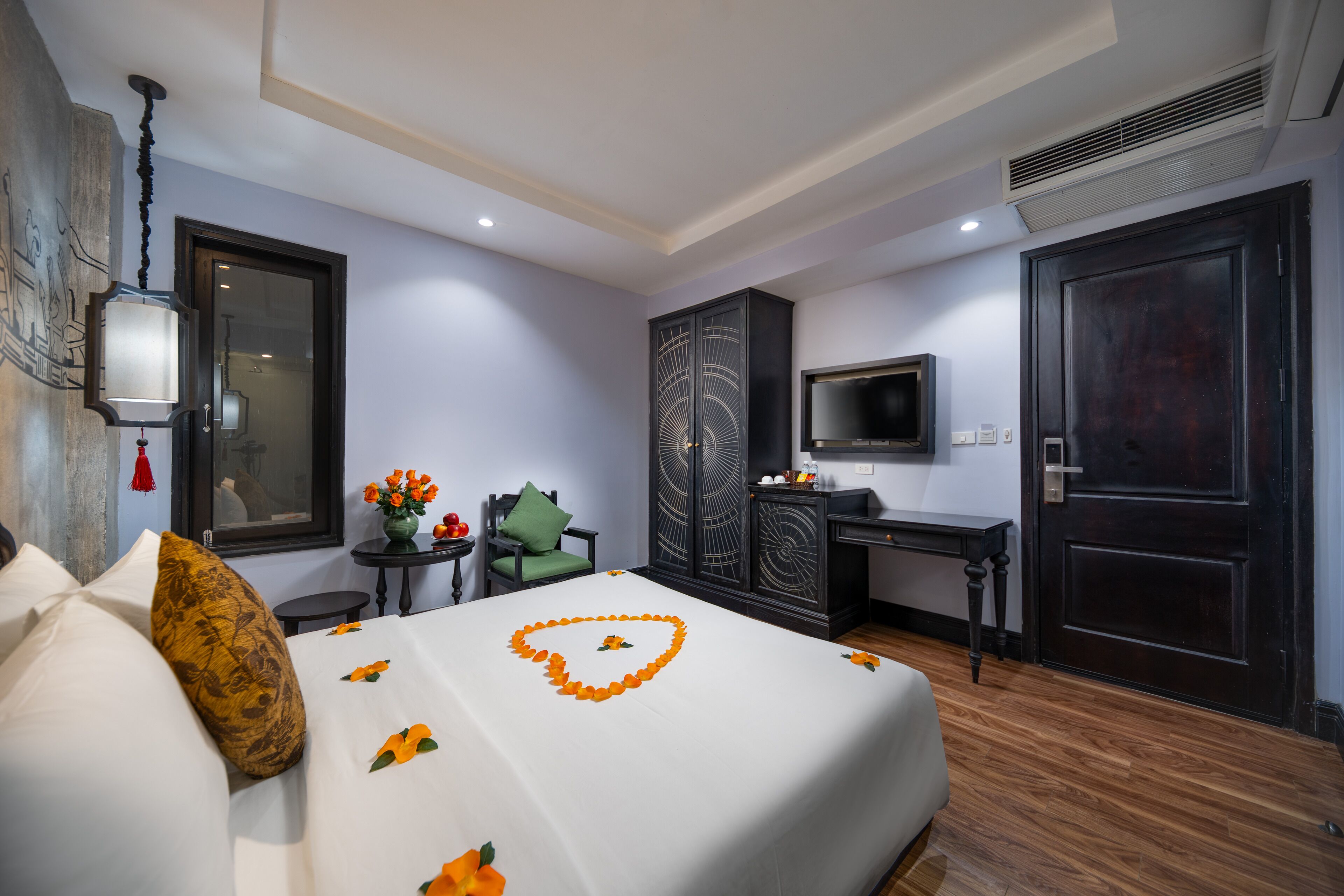 Minibar, desk, free WiFi, bed sheets