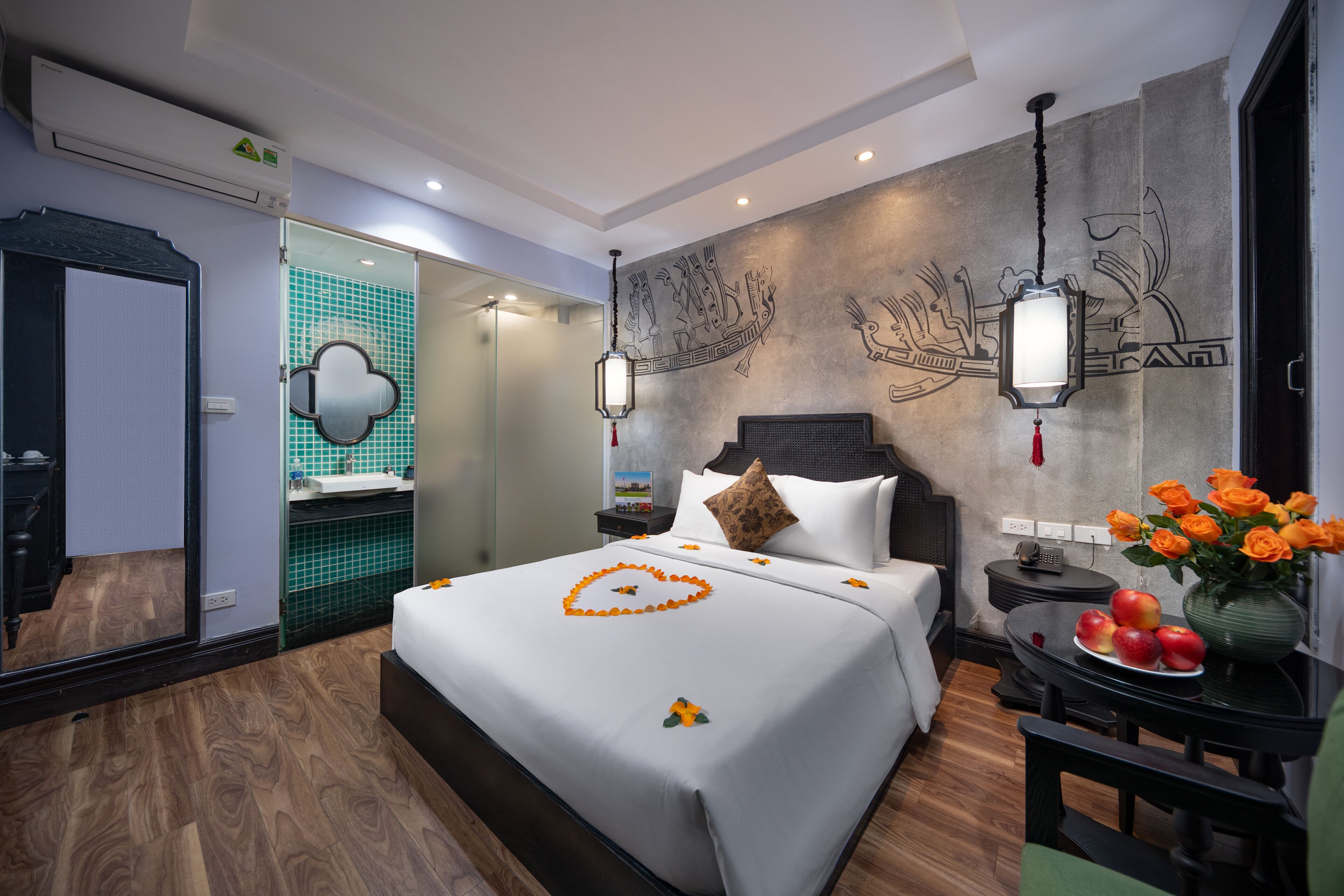 Minibar, desk, free WiFi, bed sheets