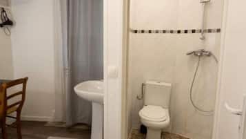 Basic Double Room | Bathroom