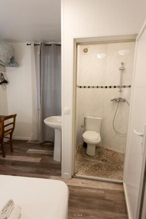 Basic Double Room | Bathroom - Europe BLV (Paris)