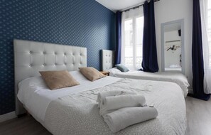 Family Room | Free WiFi, bed sheets - Europe BLV (Paris)
