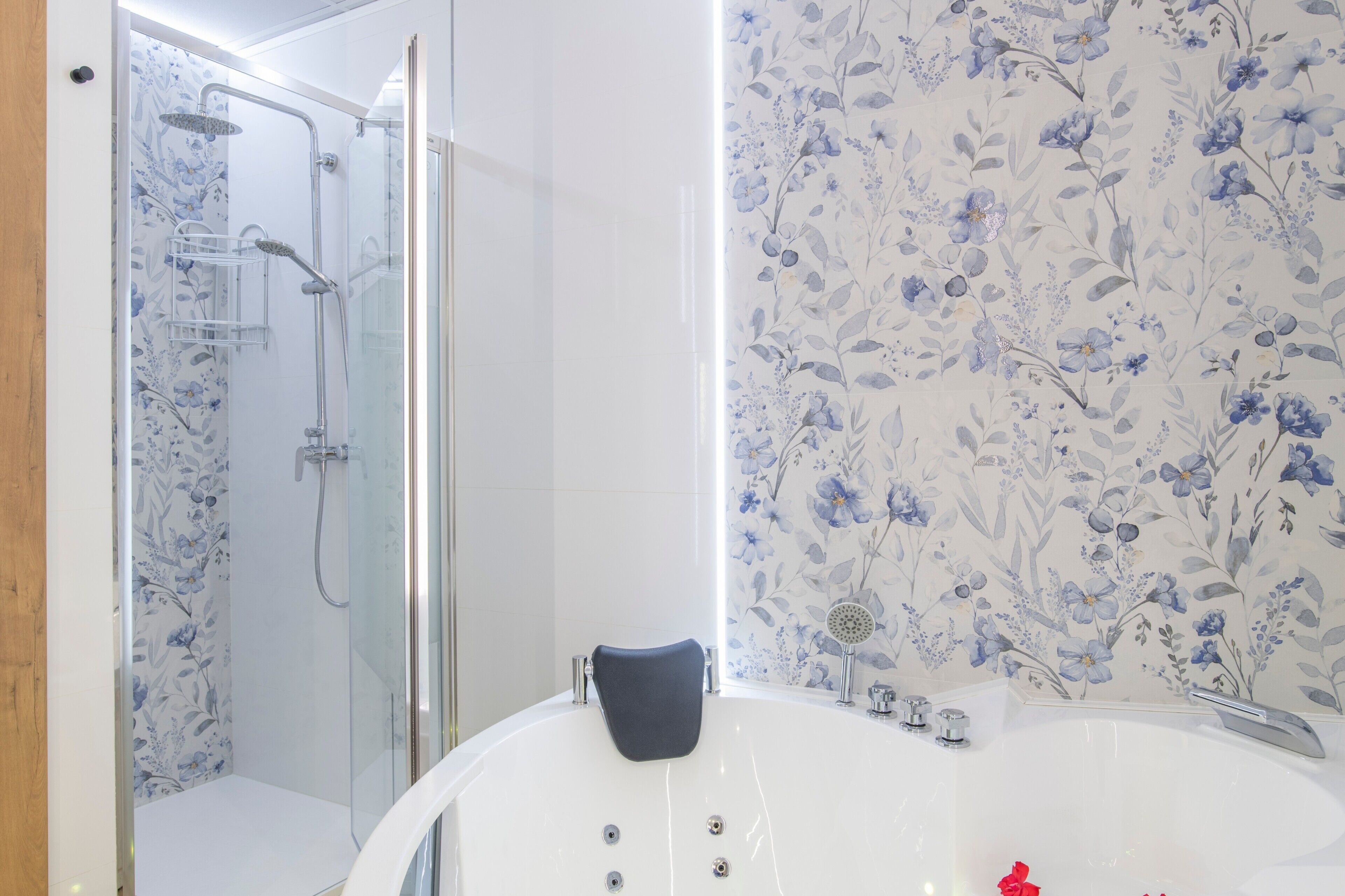 Douche, sèche-cheveux, serviettes fournies