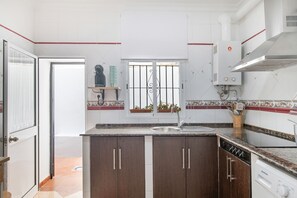 Kühlschrank, Mikrowelle, Herdplatte, Wasserkocher mit Kaffee-/Teezubehör