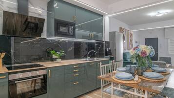 Kühlschrank, Mikrowelle, Ofen, Herdplatte