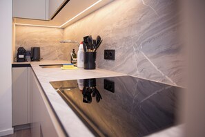 Réfrigérateur, micro-ondes, four, plaque de cuisson