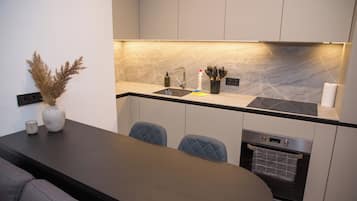 Frigorifero, microonde, forno, piano cottura