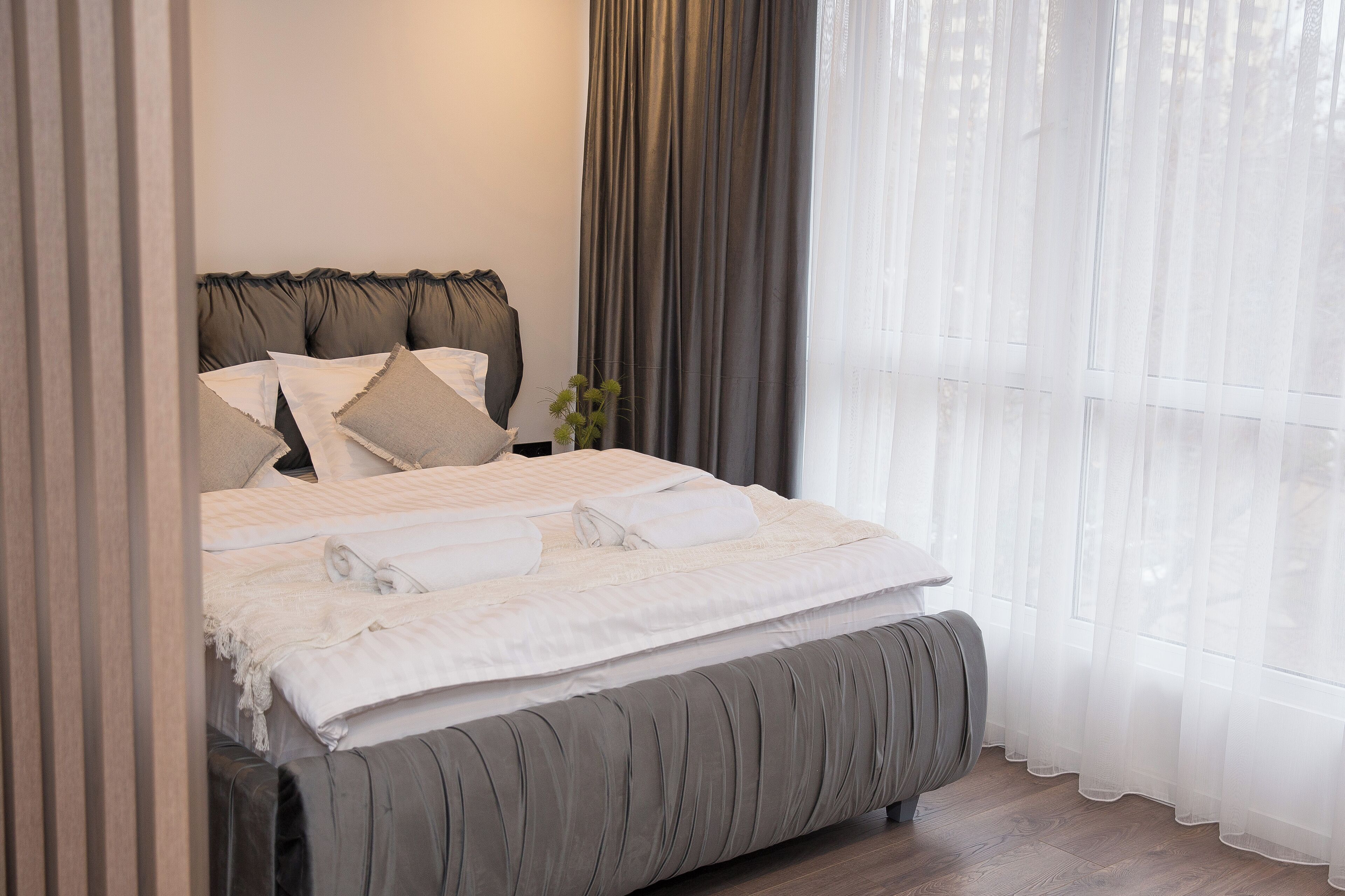 1 chambre, fer et planche à repasser, lit de bébé portatif