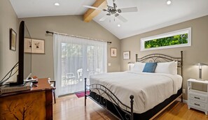 3 bedrooms, iron/ironing board, internet, bed sheets