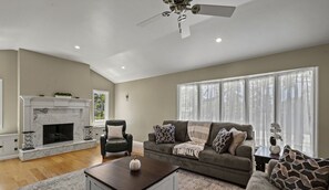 TV, fireplace - Willow Tree - Pebble Beach House - Golf, golf, golf, from Spyglass to Spanish Bay! (Pebble Beach)