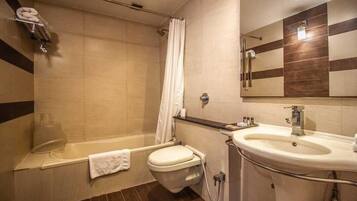 Classic Room | Bathroom | Shower, free toiletries, hair dryer, towels
