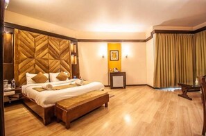 Classic Room | Desk, laptop workspace, free WiFi