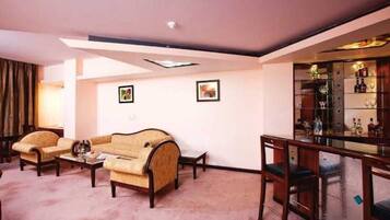 Classic Room | Desk, laptop workspace, free WiFi